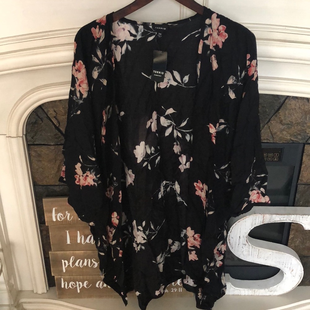 (SOLD) NWT Torrid Floral Kimono